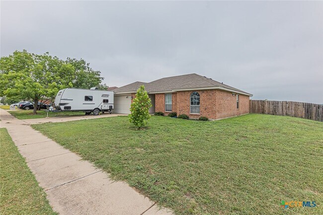 Building Photo - 3301 Southhill Dr