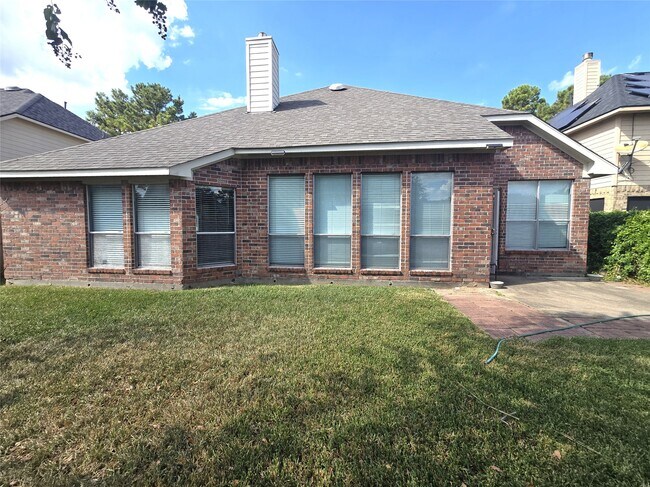 Building Photo - 15523 Clear Valley Dr