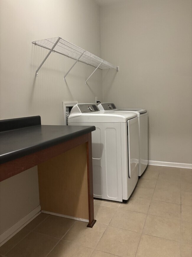 Building Photo - 318 Princess Pl