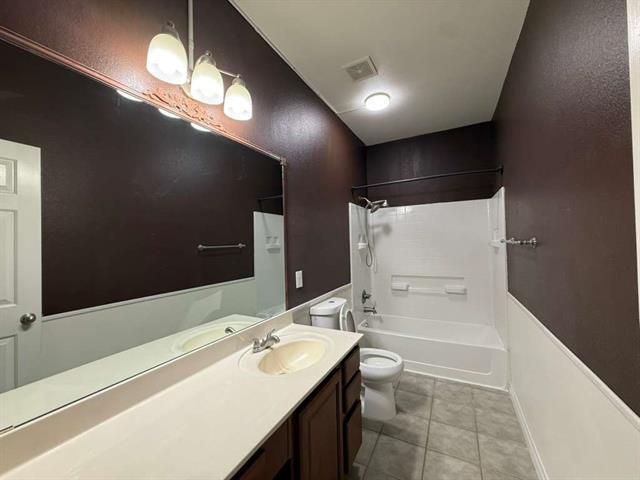 Building Photo - 305 Moonlight Dr