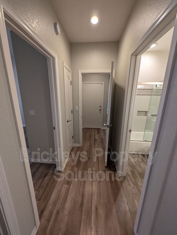 Building Photo - 9213 E Wood Dr