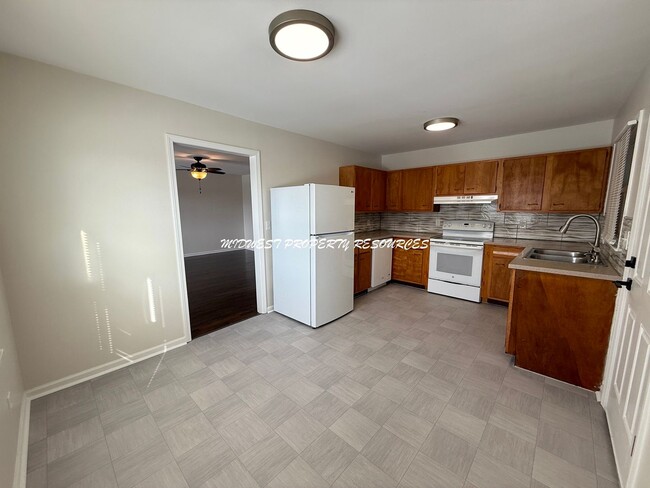 Building Photo - 2 Bed | 1 Bath Duplex Near Downtown Lee’s Summit