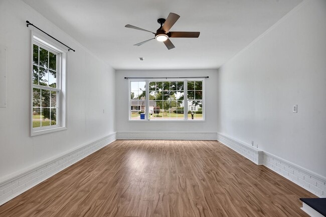 Building Photo - Gorgeous 4 bedroom, 3 1/2 bathroom home wi...