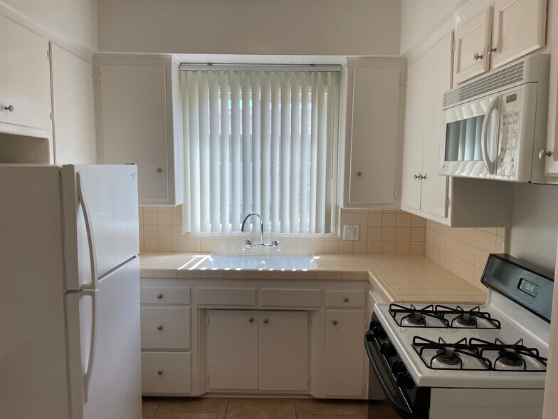 Building Photo - 1122 S Clark Dr