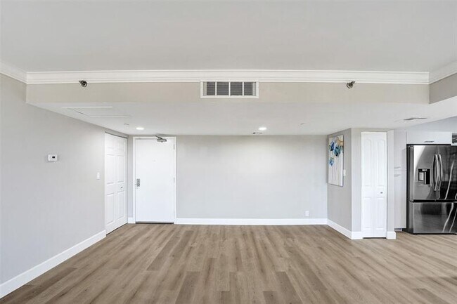 Building Photo - 3200 Port Royale Dr N