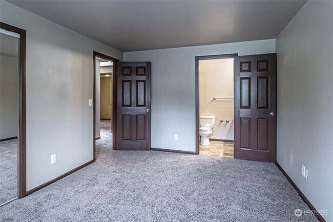 Building Photo - Immaculate & HUGE 5-Bedroom Home in Desira...