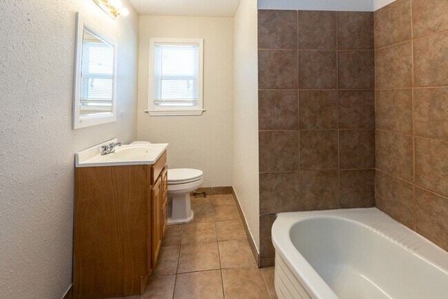 Building Photo - 3 BED/ 1 BATH IN UP AND COMING NEIGHBORHOOD