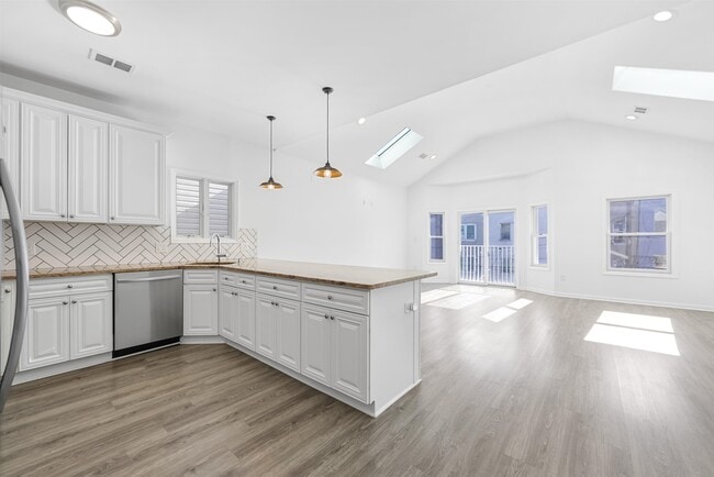 Building Photo - 62 Hutton St