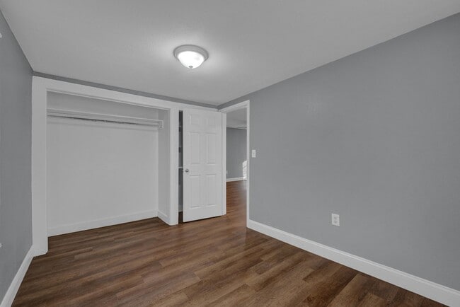 Building Photo - 2 bed 1 bath + laundry