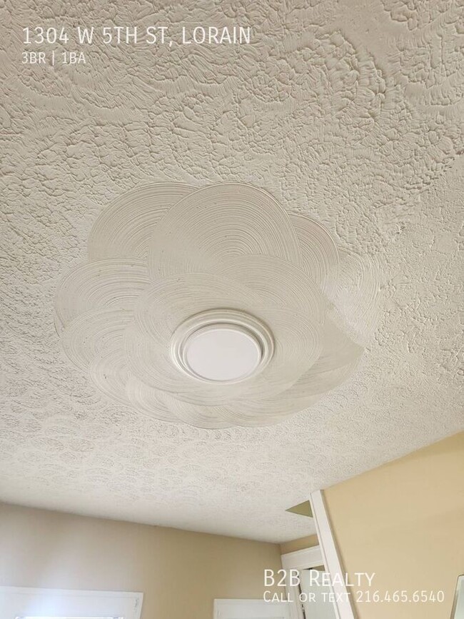 Building Photo - 1304 W 5th St