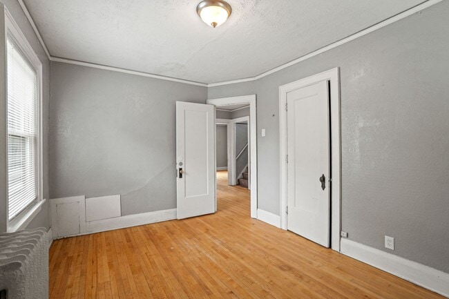 Building Photo - 2118 E Linnwood Ave