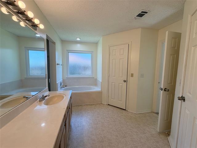 Building Photo - 805 Hillbrooke Dr