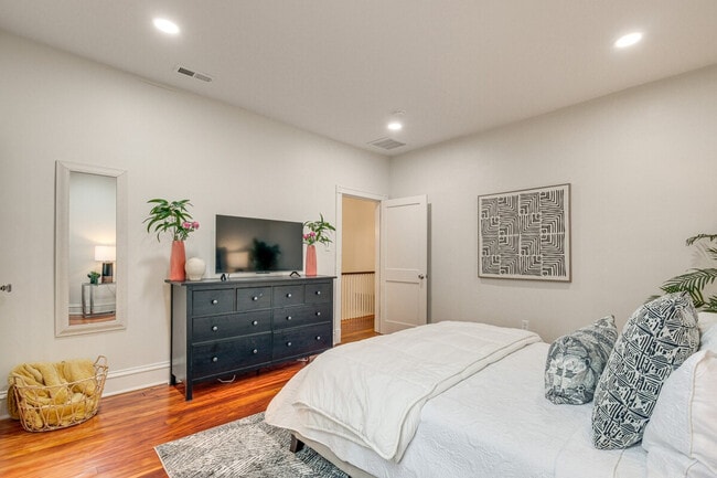 Building Photo - 2312 Rosewood Ave