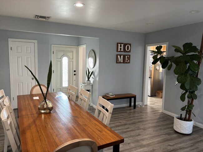 Building Photo - Desirable 3 Bedroom 2 Bathroom House