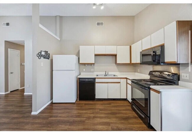 Building Photo - 1015 E Yager Ln