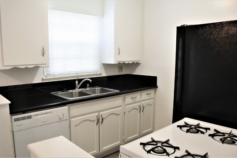 Kitchen - 4941 Whitsett Ave
