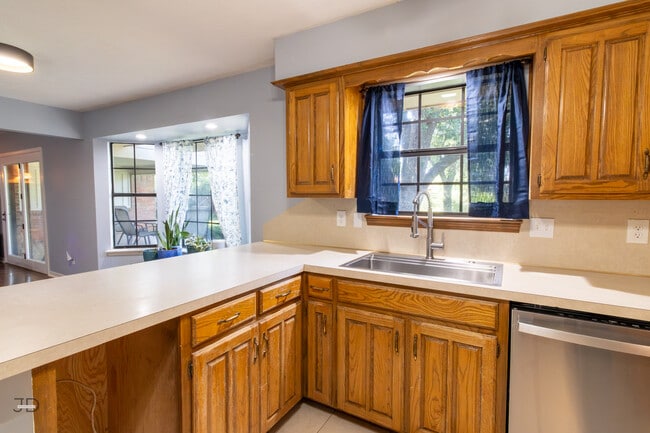 Building Photo - 1535 Primrose Dr