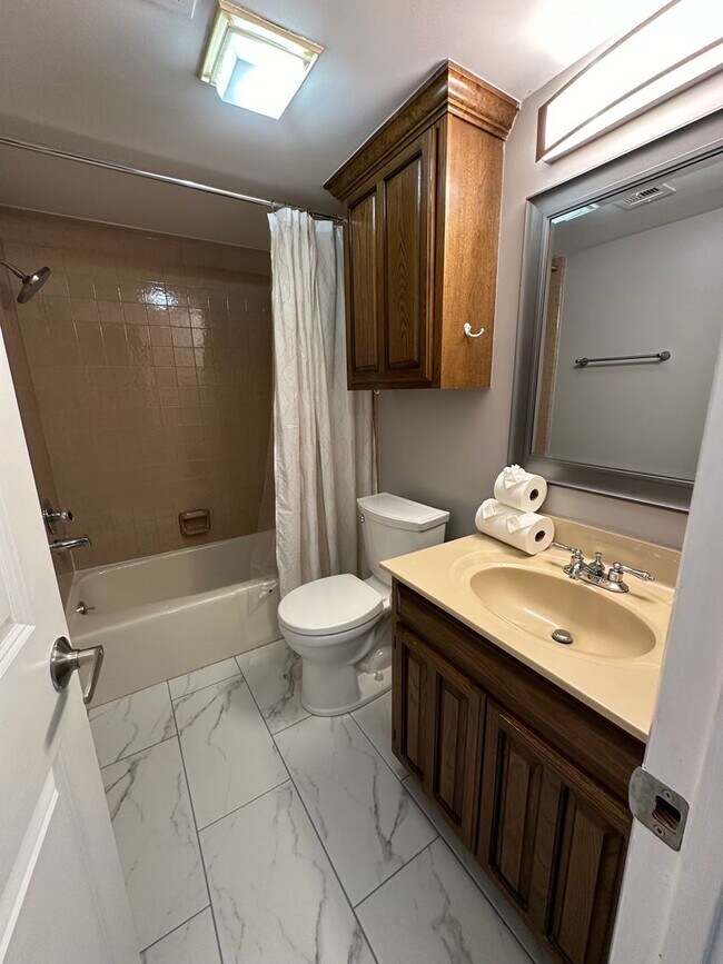 Building Photo - 2 bedroom/2 bath 2nd Floor Condo