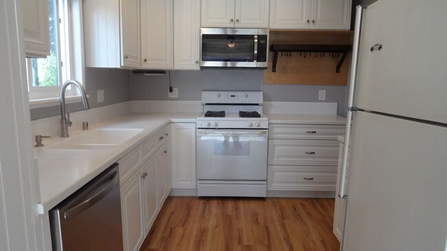 Building Photo - Nicely Updated 1 Bedroom 1 Bathroom, Coco ...