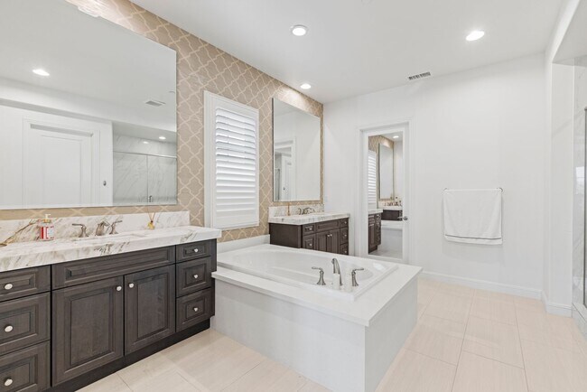 Building Photo - Luxury Executive Rental in Guard-Gated Hidden Canyon