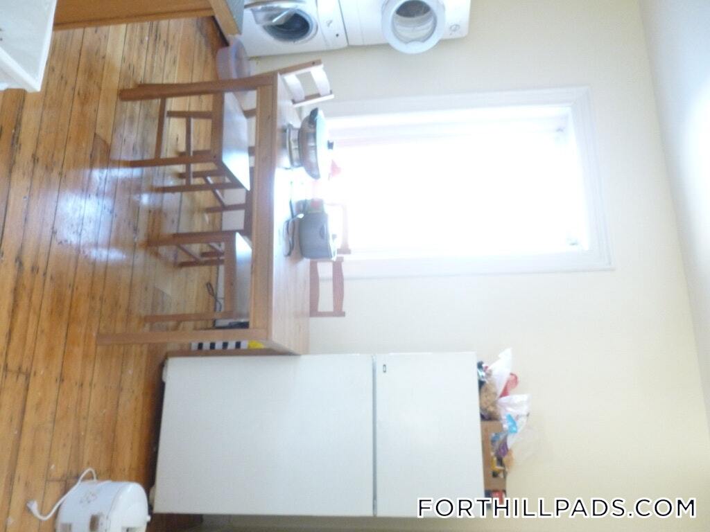 Building Photo - 227 Roxbury St