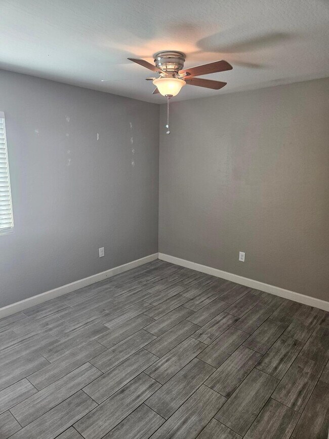 Building Photo - 935 E Roma Ave