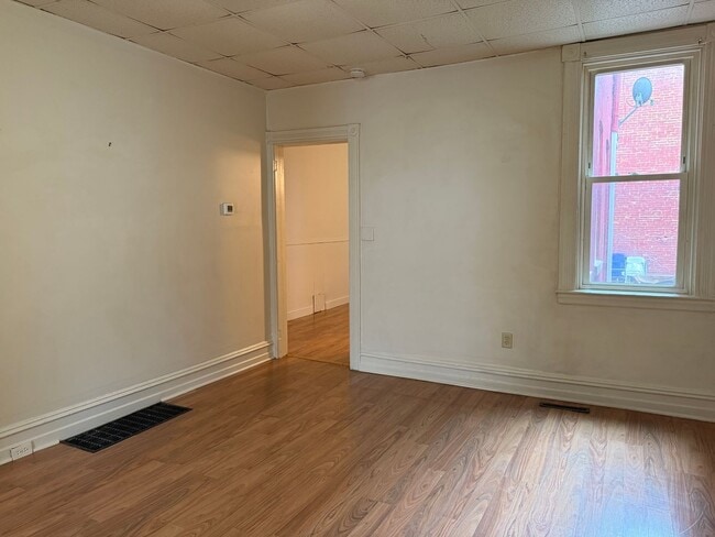 Building Photo - First Floor 1 Bedroom w/ BONUS ROOM and Ce...