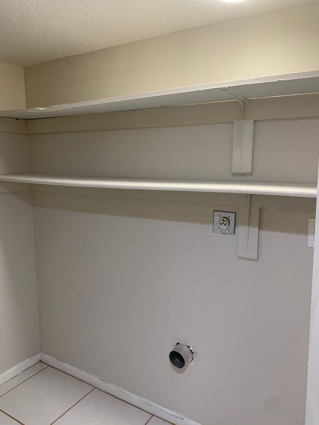 Building Photo - 2 Bedroom 1.5 Bath 2 Story Townhouse