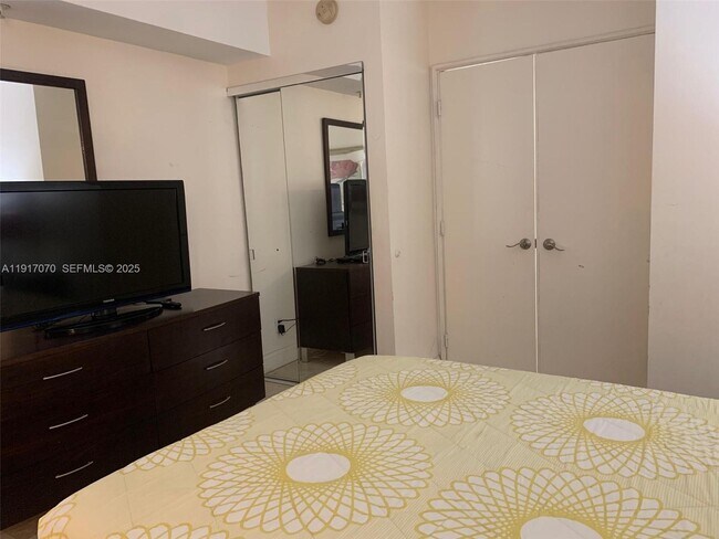 Building Photo - 100 Lincoln Rd