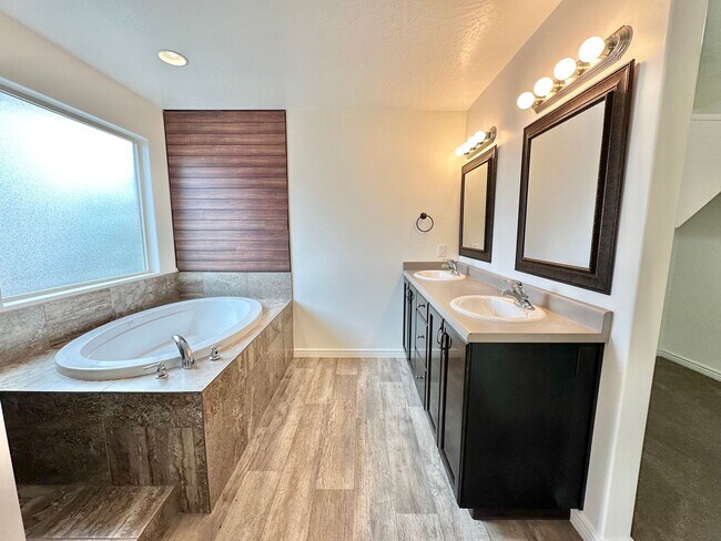 Building Photo - Desert Canyon Home!