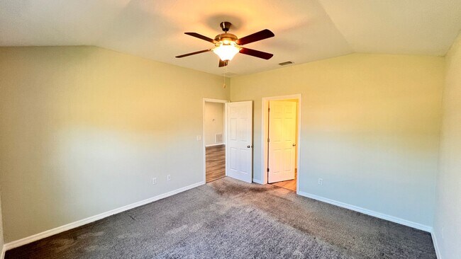 Building Photo - DISCOVER THE BEAUTIFUL 2 Bd/2Ba Duplex in Sebring!!