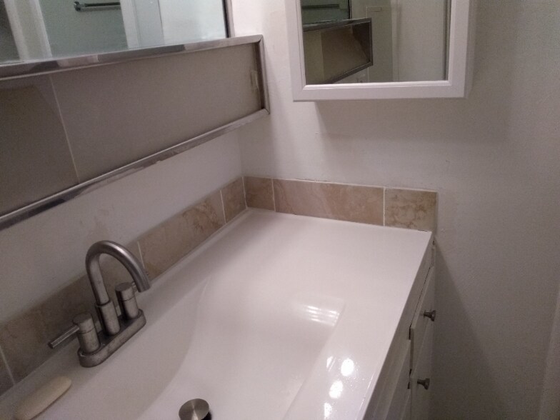 Building Photo - 1031 N Holly Ave