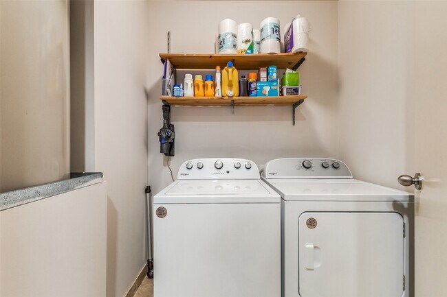 Building Photo - 1505 Elm St