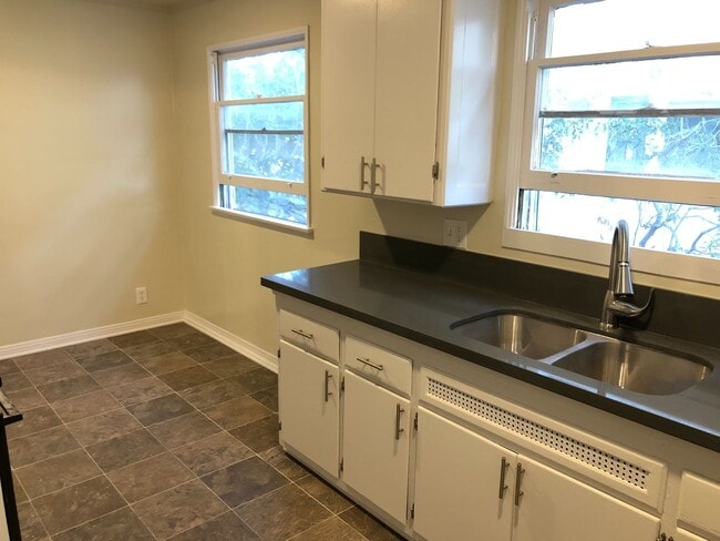 Interior Photo - 1945 Glendon Avenue