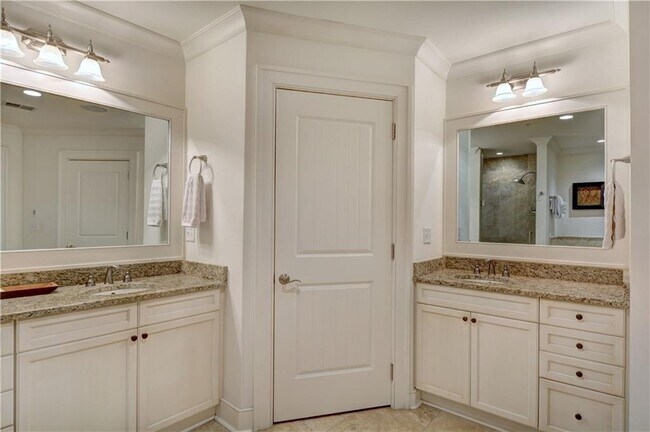 Building Photo - 10 Marina Dr