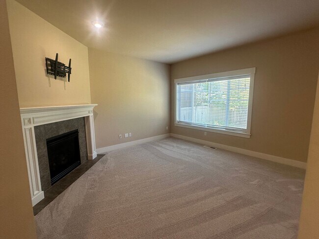 Building Photo - 8862 Ellsworth Ct NE