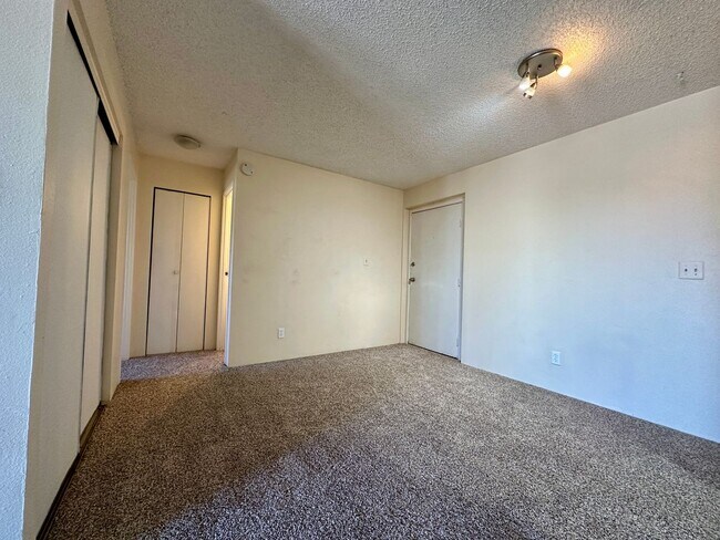 Building Photo - 1150