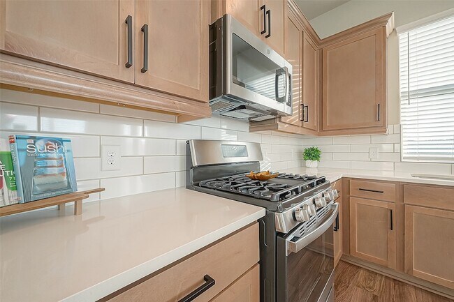 Building Photo - 8700 Laurel Crest Dr