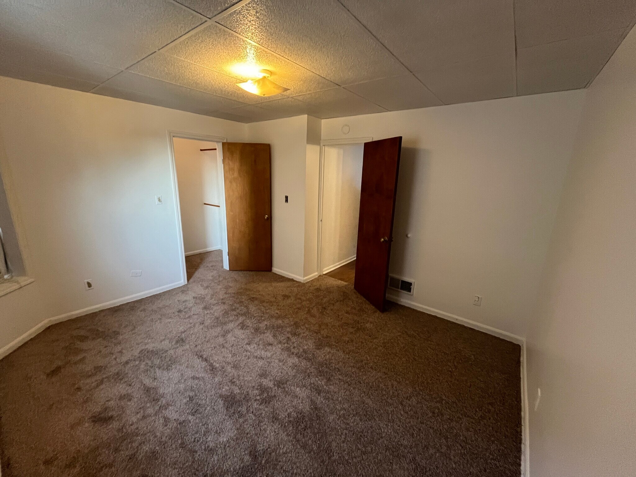 Bedroom, view from corner - 3027 W Mount Vernon Ave