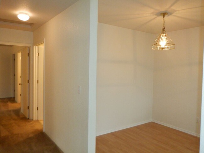 Building Photo - Single Level 2 Bed/2 Bath End Unit with Ga...