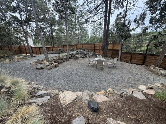 Building Photo - Fantastic location just steps from the Deschutes River and 1st St Rapids Park