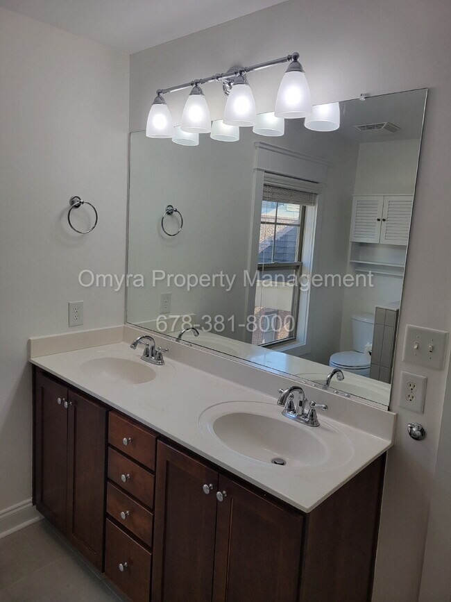 Building Photo - Stunning Townhome Overlooking Beltline at Grant Park!