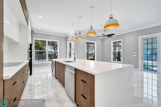 Building Photo - 1326 SW 23rd St