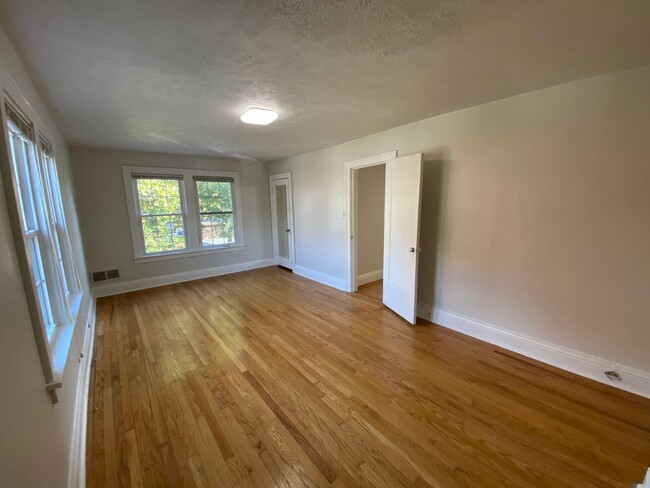 Building Photo - Beautiful 3 bed 1 bath