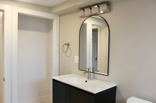 Building Photo - 264 Bowen St