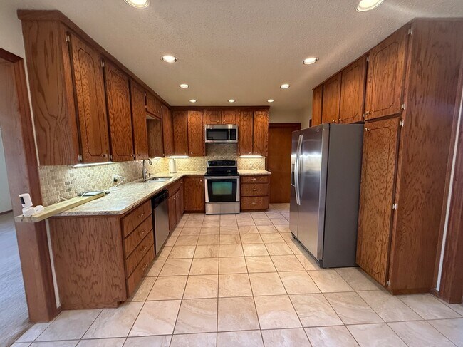 Building Photo - 1940 Ives Way Ln