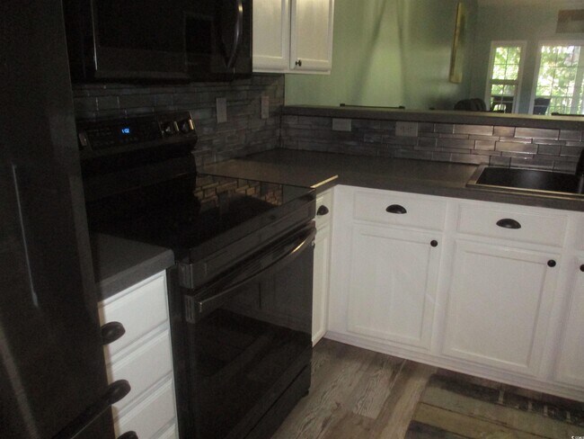 Building Photo - 5846 Longwood Dr