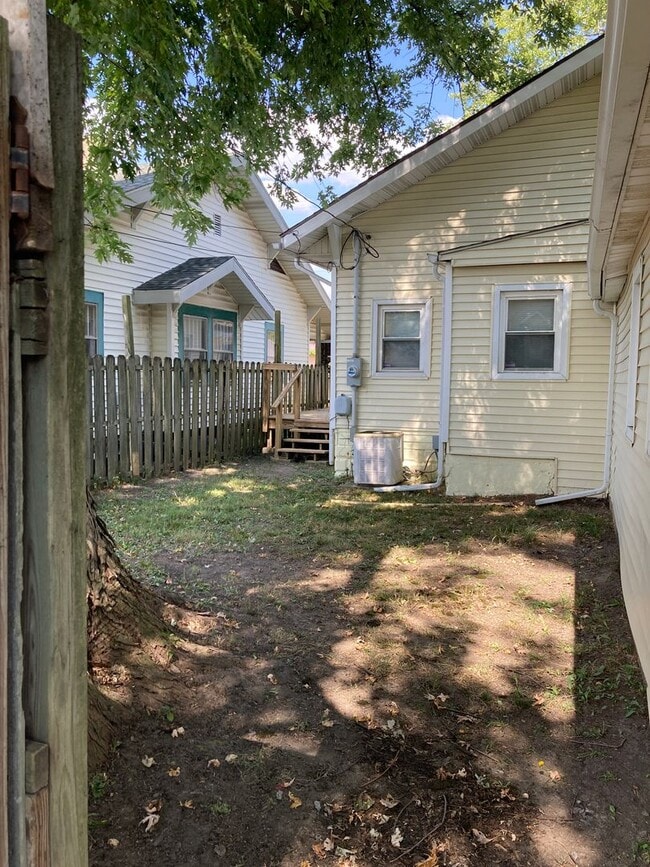 Building Photo - Nice 2 bedroom with fenced in back yard.