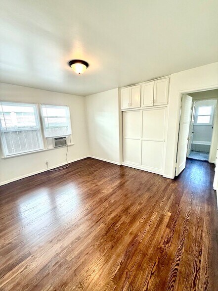 Building Photo - 12747 Oxnard St