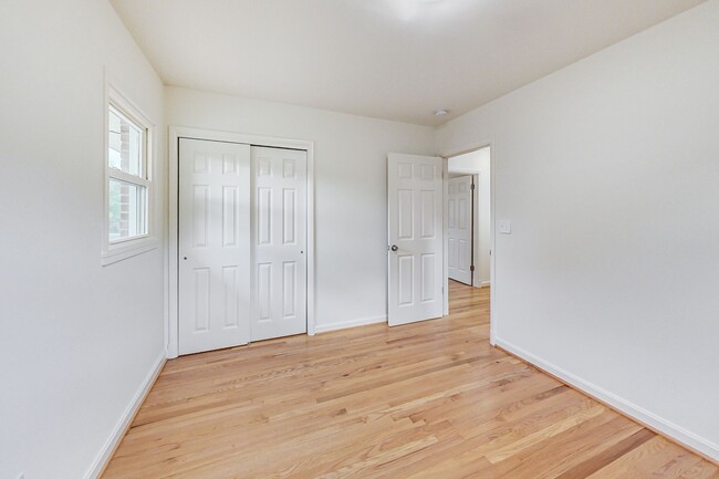 Building Photo - 5 Bed / 3 Bath / deep lot/ 2 driveways and...